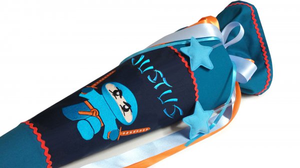 Schultüte dunkelblau-petrolblau mit orangener Zacknlitze und Namen groß Ninja-Schrift